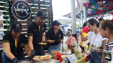 Migrantes venezolanos participan en muestra gastronómica en México