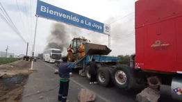 Suspenden viajes al sur de Perú tras bloqueos de carreteras