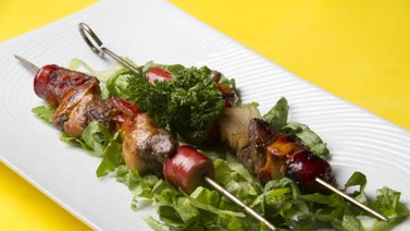 Vegetales y mixta: dos brochetas que te sacarán de apuro