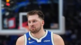 Luka Doncić y los Mavericks superan a los Suns de Devin Booker
