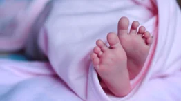 ¡Sorprendente! Conoce al bebé nacido con una cola de seis centímetros