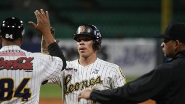 Los Leones del Caracas vencen a los Bravos y se apoderan de la cima del beisbol venezolano