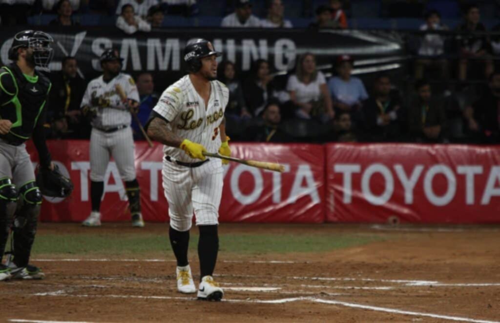 Los Leones del Caracas vencen a los Bravos y se apoderan de la cima del beisbol venezolano Los Leones del Caracas vencen a los Bravos y se apoderan de la cima del beisbol venezolano