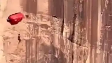 Saltador cae y golpea contra las rocas a 25 metros de altura en un acantilado de EEUU Saltador cae y golpea contra las rocas a 25 metros de altura en un acantilado de EEUU