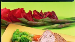 Lomo de cerdo en salsa de leche y verduras