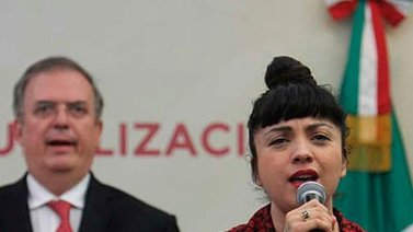 Mon Laferte recibe carta de naturalización en México