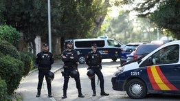 Interceptan sobre con material pirotécnico dirigido al presidente español Pedro Sánchez