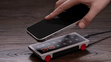 ¡Estilo Retro! Crean cargador de teléfono inspirado en primer Nintendo