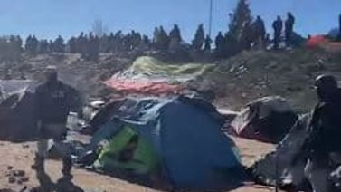 Desalojan a venezolanos instalados en la frontera entre México y EEUU