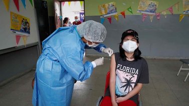Perú exhorta a ciudadanos vacunarse tras el aumento de casos de Covid-19
