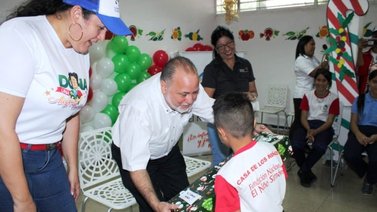 Defensor del Pueblo entrega obsequios a niños y niñas en la parroquia 23 de Enero
