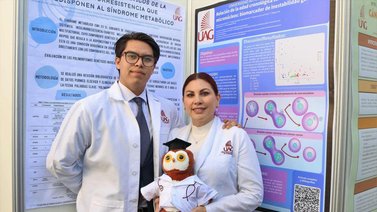¡Conmovedor! Madre e hijo estudian juntos Medicina en una universidad de México