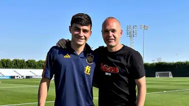 Andrés Iniesta y Pedri se conocen en la concentración mundialista de España Andrés Iniesta y Pedri se conocen en la concentración mundialista de España