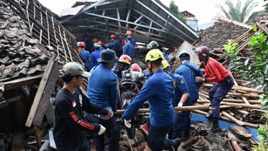 Suben a 310 los muertos por el terremoto en Indonesia