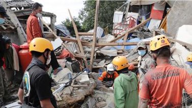Un centenar de niños mueren tras el terremoto en Indonesia
