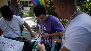 Activistas LGBTI cumplen más de 24 horas encadenados para exigir derechos Activistas LGBTI cumplen más de 24 horas encadenados para exigir derechos