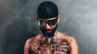 Arcángel se somete a horas de anestesia general para tatuarse