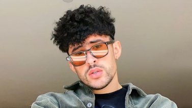 Bad Bunny se besa con una fan en Medellín (+Video)