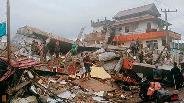 Al menos 55 muertos por un terremoto en Indonesia