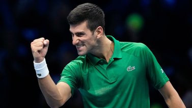 Djokovic vence a Medvedev y avanza a semifinales de las ATP Finals