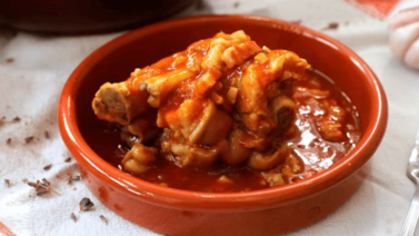 Tradicionales y deliciosas paticas de cochino en salsa