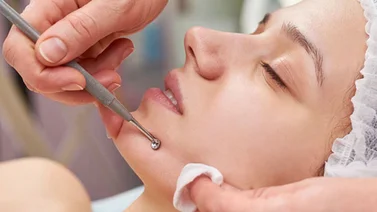 Limpieza facial, los pros y contras de esta práctica