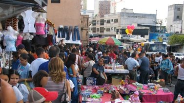 Reportan aumento de trabajadores informales en las calles por temporada navideña