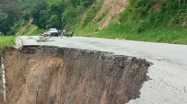 Cierran carretera Rafael Caldera de Mérida tras desplome de la vía por lluvias