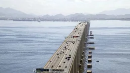 Brasil: Barco a la deriva impacta contra el principal puente en Río de Janeiro