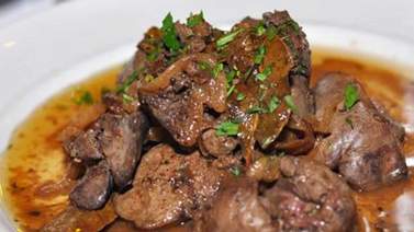 Aprende a preparar hígado de pollo encebollado