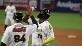 ¡A casa llena! Caracas vence a Magallanes y se afianza en la cima del beisbol venezolano