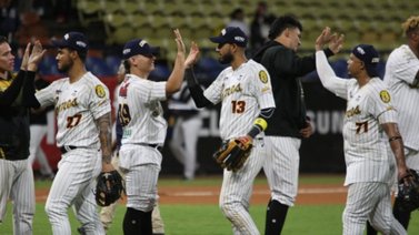 ¡Barrida caraquista! Leones vence a Tigres por partida doble y recupera el liderato