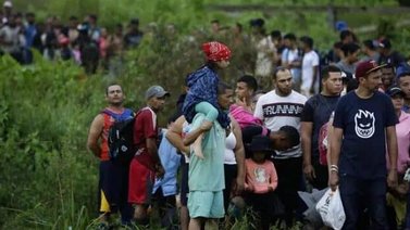 Venezolanos aglomerados en el aeropuerto de Panamá para retornar al país