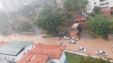 Reportan fuerte aguacero en las calles de Santa Fé: Se anegó el sureste de Caracas