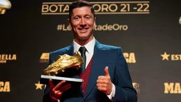 Robert Lewandowski recibe la Bota de Oro del fútbol europeo
