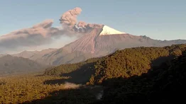 Volcán Sangay emite una nube de ceniza de 2.000 metros sobre el cráter