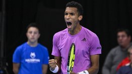 Felix Auger-Aliassime avanza a semifinales de París-Bercy