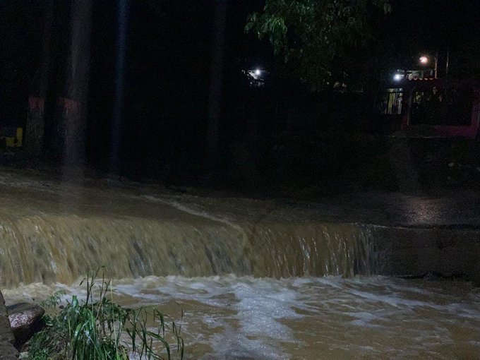 Fuertes precipitaciones provocan inundación en zona comercial de Margarita Fuertes precipitaciones provocan inundación en zona comercial de Margarita