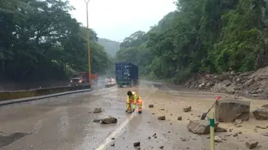 Reportan desprendimiento de rocas en la autopista Valencia-Puerto Cabello tras lluvias Reportan desprendimiento de rocas en la autopista Valencia-Puerto Cabello tras lluvias