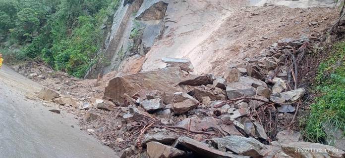 Reportan desprendimiento de rocas en la autopista Valencia-Puerto Cabello tras lluvias Reportan desprendimiento de rocas en la autopista Valencia-Puerto Cabello tras lluvias