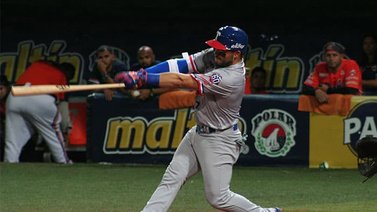 ¡Remontada guairista! Tiburones barre a Caribes en Puerto La Cruz