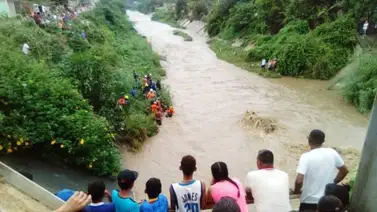 Rescatan a mujer tras saltar hacia una quebrada en Barquisimeto Rescatan a mujer tras saltar hacia una quebrada en Barquisimeto
