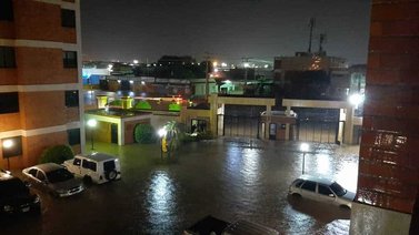 Fuertes lluvias inundan calles de Maracaibo