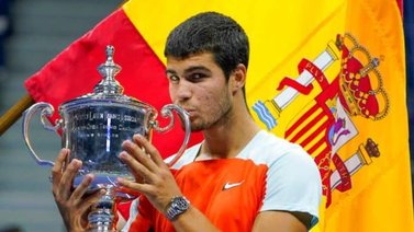 Carlos Alcaraz recibe el trofeo como número uno del mundo ¡El más joven de toda la historia!