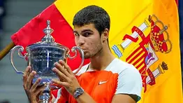 Carlos Alcaraz recibe el trofeo como número uno del mundo ¡El más joven de toda la historia!