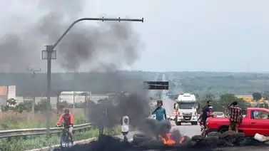 Bloquean varias carreteras en Brasil en protesta tras elecciones Bloquean varias carreteras en Brasil en protesta tras elecciones