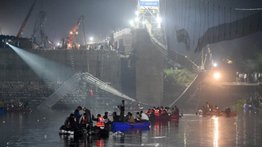 Desplome del puente en la India deja 132 muertos y 60 heridos