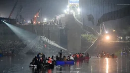 Desplome del puente en la India deja 132 muertos y 60 heridos