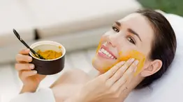 Piel de porcelana con la mascarilla de cambur