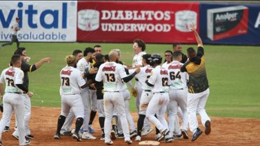 ¡Lenyn Sosa los sentencia! Leones deja en el terreno a Caribes y mantiene el invicto